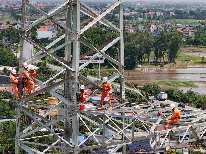 施工人员在刮风下雨还是夏季高达40-50摄氏度的烈日，在数百米高空安装电线杆设备和电线。