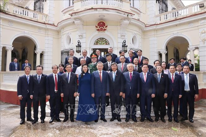 越共中央总书记、国家主席苏林携夫人和越南高级代表团与越南驻古巴大使馆工作人员合影。(图片来源:越通社) 越共中央总书记、国家主席苏林携夫人和越南高级代表团与越南驻古巴大使馆工作人员合影。(图片来源:越通社)