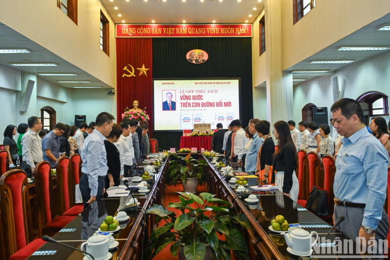 各位代表默哀一分钟,悼念越共中央总书记阮富仲。 各位代表默哀一分钟,悼念越共中央总书记阮富仲。