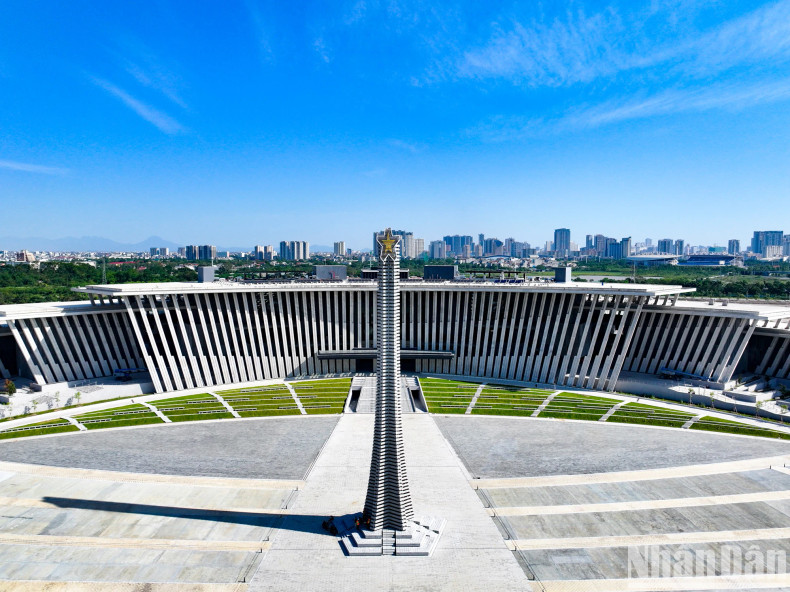 博物馆建筑以其前庭和45米高的胜利塔为特色,还有地上4层、地下1层的博物馆大楼,建筑面积23198平方米。 博物馆建筑以其前庭和45米高的胜利塔为特色,还有地上4层、地下1层的博物馆大楼,建筑面积23198平方米。