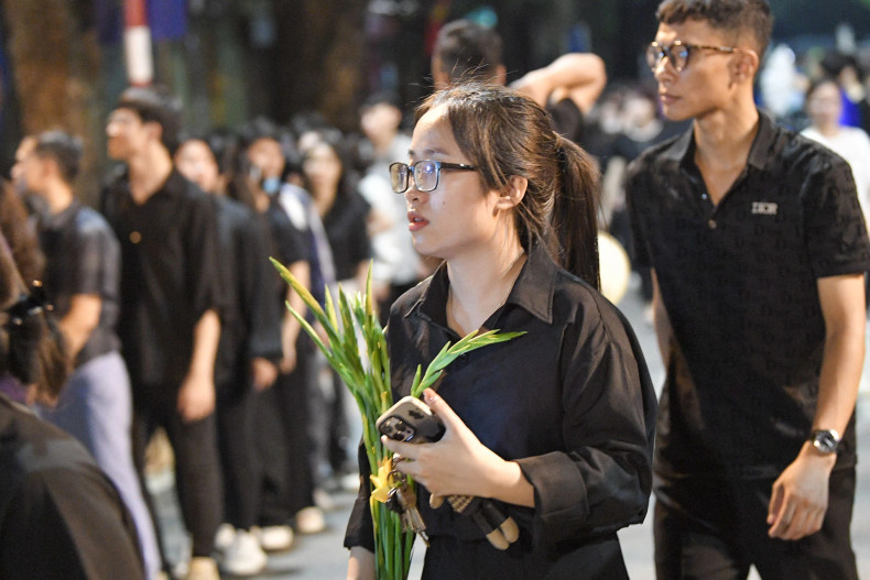 许多人还带来了莲花、百合花以献给阮富仲总书记。 许多人还带来了莲花、百合花以献给阮富仲总书记。