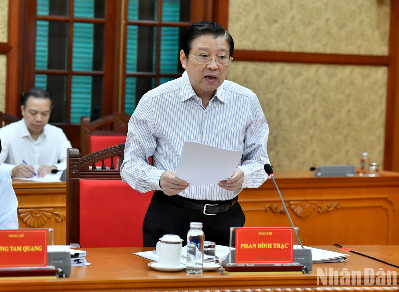 越共中央政治局委员、中央书记处书记、中央内政部部长潘廷镯在会上发表讲话。 越共中央政治局委员、中央书记处书记、中央内政部部长潘廷镯在会上发表讲话。