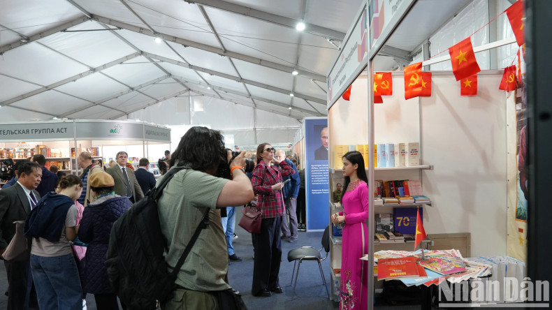 我对越南共产党中央委员会机关报参加此次书展感到高兴。你们的展位给游客留下深刻印象。我个人对金星红旗出现在这里感到高兴。 我对越南共产党中央委员会机关报参加此次书展感到高兴。你们的展位给游客留下深刻印象。我个人对金星红旗出现在这里感到高兴。