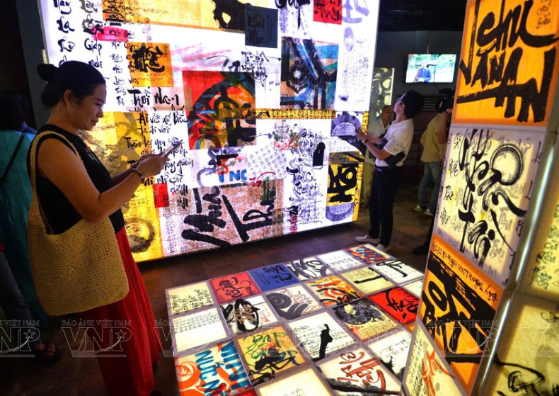 国语书法作品颇受参观者的关注。