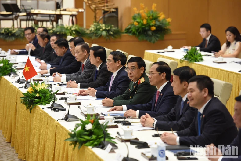 政府总理范明正和越南政府成员出席会见。 政府总理范明正和越南政府成员出席会见。