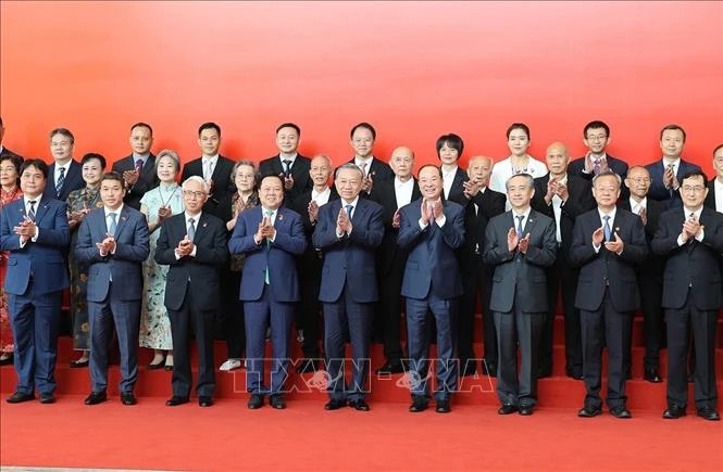 越共中央总书记、国家主席苏林和各位代表以及中国对越友好人士代表。 越共中央总书记、国家主席苏林和各位代表以及中国对越友好人士代表。