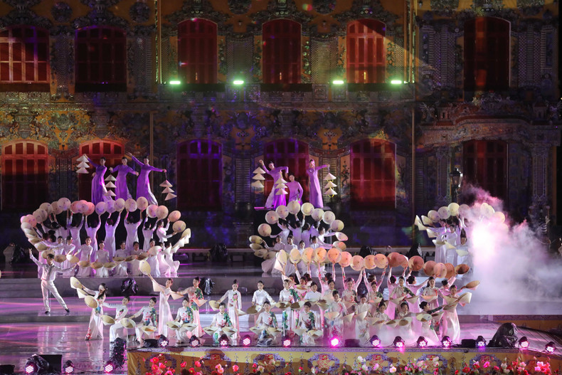 实景演出长衣。 实景演出长衣。