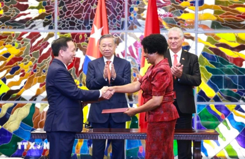 越共中央总书记、国家主席苏林和古共中央第一书记、古巴国家主席米格尔·迪亚斯-卡内尔·贝穆德斯出席越南国家银行与古巴中央银行合作文件签字仪式。(图片来源:越通社) 越共中央总书记、国家主席苏林和古共中央第一书记、古巴国家主席米格尔·迪亚斯-卡内尔·贝穆德斯出席越南国家银行与古巴中央银行合作文件签字仪式。(图片来源:越通社)