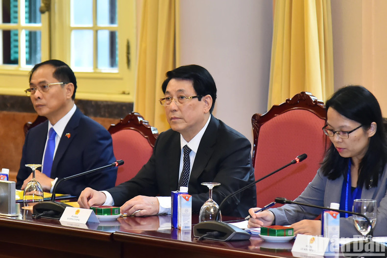 越南国家主席梁强在会谈上发表讲话。