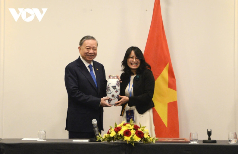 海外法语共同体越裔知识分子代表向苏林总书记、国家主席送纪念品。（图片来源：VOV）