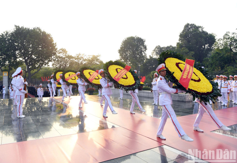 党和国家领导、前领导前来河内北山路英雄烈士纪念碑前敬香缅怀英烈。