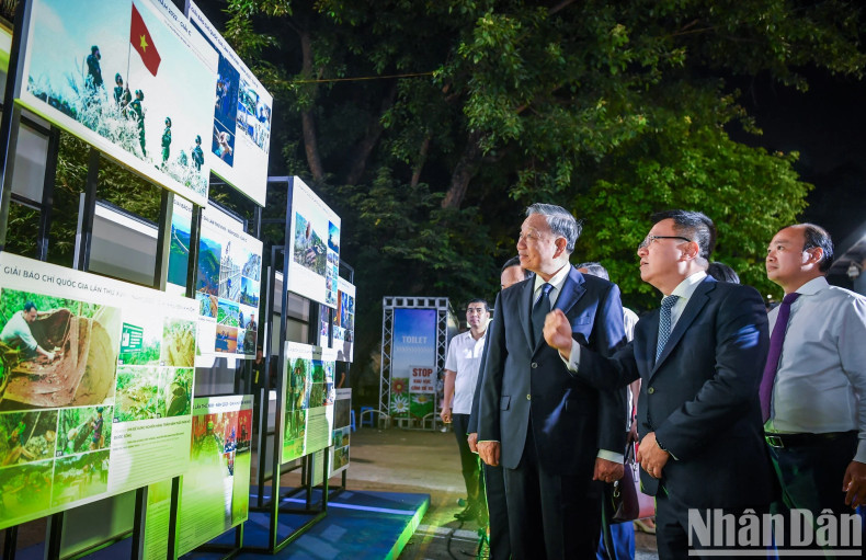 国家主席苏林同党和国家领导参观2023年第十八届国家新闻奖获奖作品展。 国家主席苏林同党和国家领导参观2023年第十八届国家新闻奖获奖作品展。
