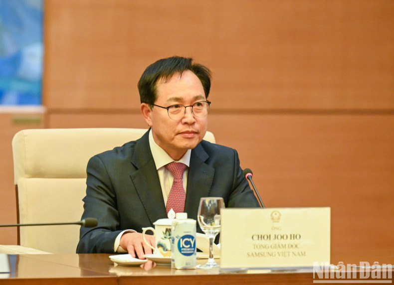 三星（越南）公司总经理崔周湖在会上发表讲话。