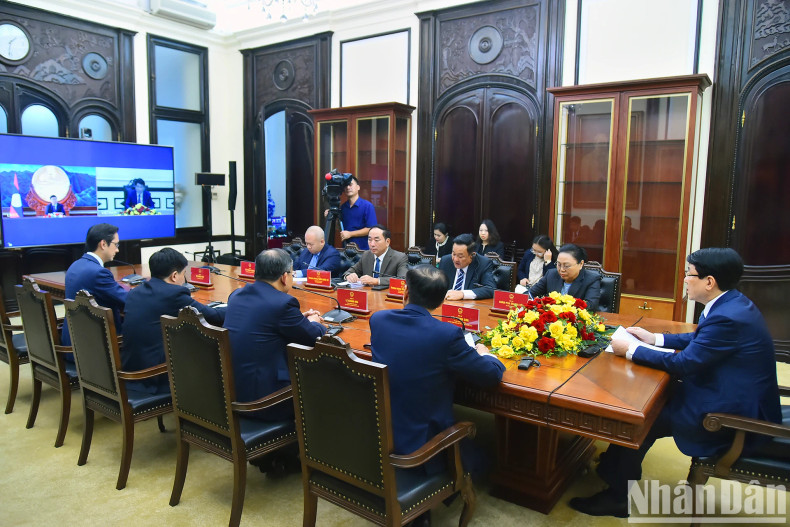 越南国家主席梁强与老挝人民革命党总书记、国家主席通伦·西苏里举行视频会谈的场景。 越南国家主席梁强与老挝人民革命党总书记、国家主席通伦·西苏里举行视频会谈的场景。
