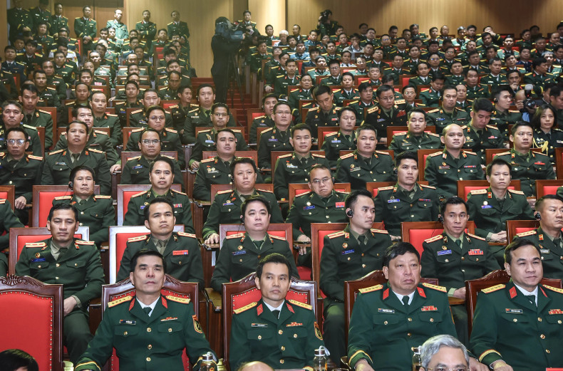国防学院的将军、军官和学员参加活动。
