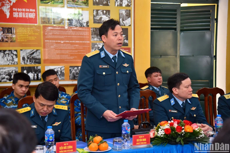 218团政委裴文明中校对《人民报》社所予以该团的情谊和关心表示感谢。