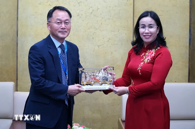 岘港市人民委员会副主席阮氏英诗会见韩国罗州市议会副主席金宽勇。(图片来源:越通社) 岘港市人民委员会副主席阮氏英诗会见韩国罗州市议会副主席金宽勇。(图片来源:越通社)