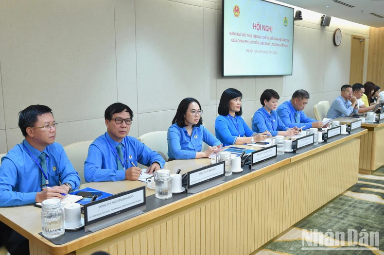越南劳动总联合会代表与会。 越南劳动总联合会代表与会。