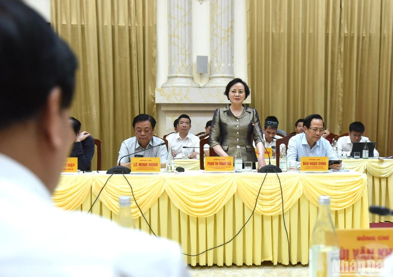 内务部部长范氏青茶在会上发表讲话。 内务部部长范氏青茶在会上发表讲话。