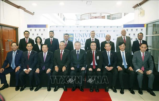 越共中央总书记苏林和各位代表合影。(图片来源:越通社) 越共中央总书记苏林和各位代表合影。(图片来源:越通社)