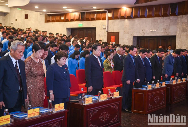 国会主席陈青敏和与会代表默哀一分钟,悼念越共中央总书记阮富仲。 国会主席陈青敏和与会代表默哀一分钟,悼念越共中央总书记阮富仲。