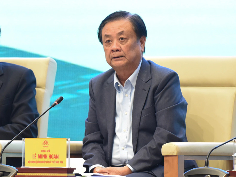 农业与农村发展部部长黎明欢回答与会代表提出的问题。