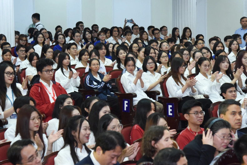 此次活动吸引河内市各所高等院校的近500名大学生参加。 此次活动吸引河内市各所高等院校的近500名大学生参加。