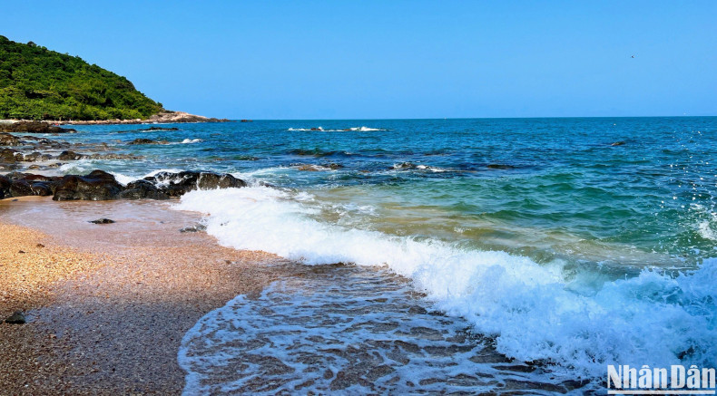 海水碧蓝,干净亮堂很适合在这里游泳。 海水碧蓝,干净亮堂很适合在这里游泳。