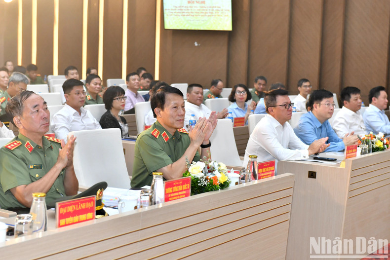 公安部领导、《人民报》社领导和各位代表出席会议。 公安部领导、《人民报》社领导和各位代表出席会议。