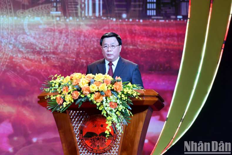 越共中央政治局委员、胡志明国家政治学院院长、中央理论委员会主席、中央35号指委会副主任、比赛指导委员会主任阮春胜发表讲话。 越共中央政治局委员、胡志明国家政治学院院长、中央理论委员会主席、中央35号指委会副主任、比赛指导委员会主任阮春胜发表讲话。