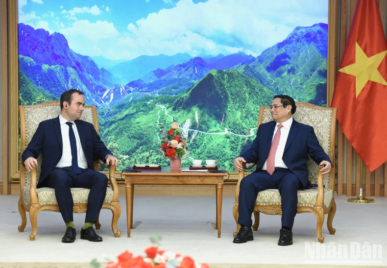 越南政府总理范明正会见法国国防部长塞巴斯蒂安·勒科尔努。
