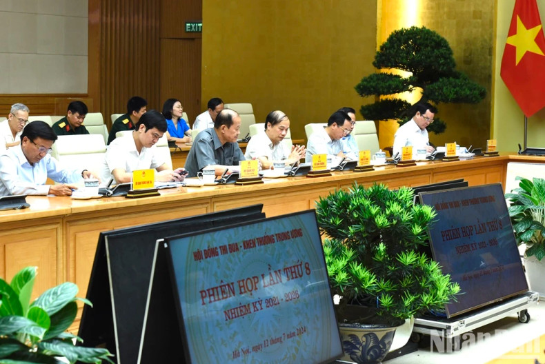 中央竞赛奖励委员会各成员出席第八次会议。