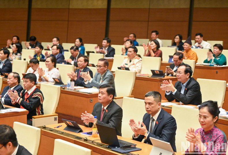 各位代表在国会主席陈青敏就职宣誓仪式后表示祝贺。 各位代表在国会主席陈青敏就职宣誓仪式后表示祝贺。