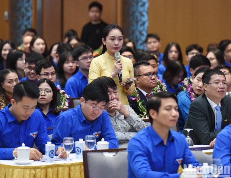 与会青年代表在见面对话上提问。 与会青年代表在见面对话上提问。