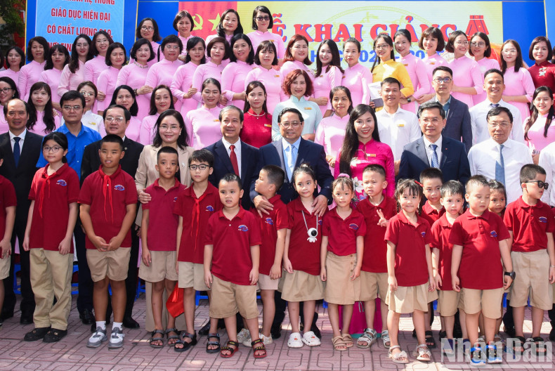 范明正总理和各位老师,学生们合影。 范明正总理和各位老师,学生们合影。