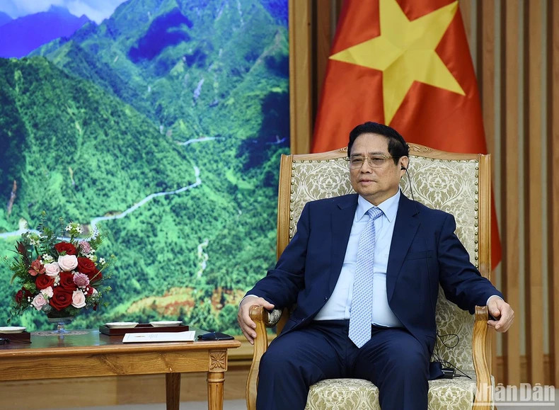 越南政府总理范明正在会见老挝政府副总理兼外交部长沙伦塞·贡马西时发表讲话。 越南政府总理范明正在会见老挝政府副总理兼外交部长沙伦塞·贡马西时发表讲话。