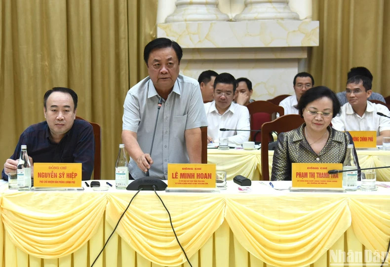 农业与农村发展部部长黎明欢在会上发表讲话。 农业与农村发展部部长黎明欢在会上发表讲话。