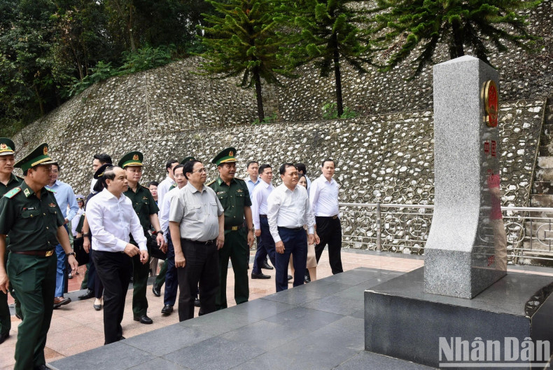 范明正总理一行造访谅山省友谊国际口岸的界碑。 范明正总理一行造访谅山省友谊国际口岸的界碑。