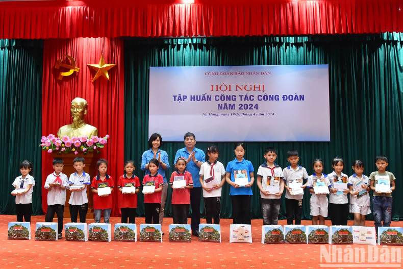 《人民报》社工会主席陈氏翘青平和越南工会常务副主席阮文东向纳杭(Na Hang)县奋发向上的贫困优秀学生赠送礼物。 《人民报》社工会主席陈氏翘青平和越南工会常务副主席阮文东向纳杭(Na Hang)县奋发向上的贫困优秀学生赠送礼物。