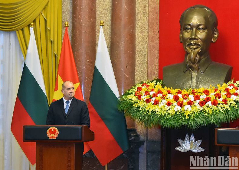 保加利亚总统鲁门·拉德夫在记者会上发表讲话。