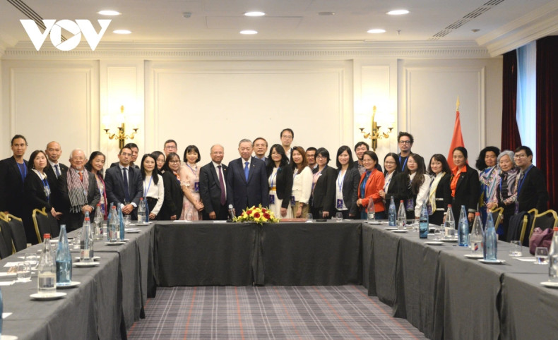 苏林总书记、国家主席和各位代表合影。（图片来源：VOV）