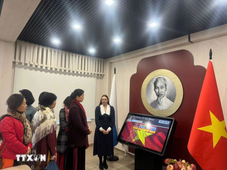 越南妇女联合会代表团参观胡志明博物馆。(图片来源:越通社) 越南妇女联合会代表团参观胡志明博物馆。(图片来源:越通社)