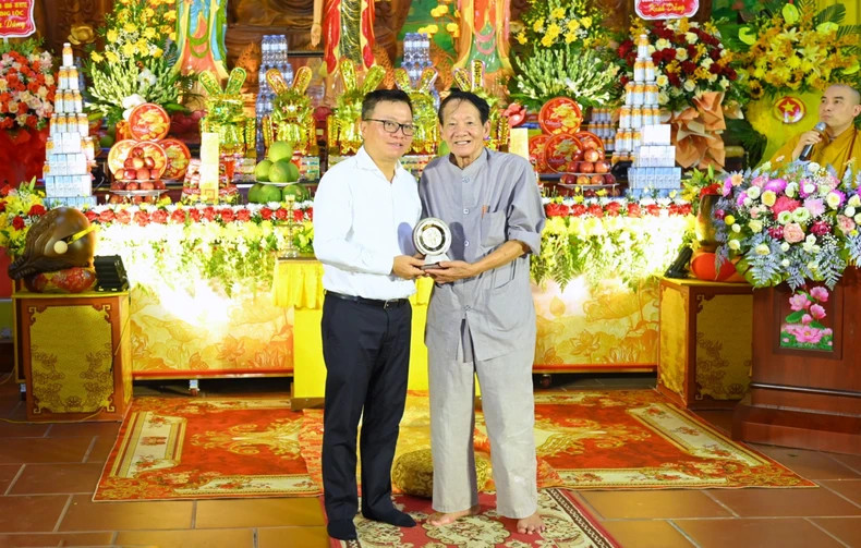 越共中央委员、越南《 人民报》社总编辑、中央宣教部副部长、 越南新闻工作者协会主席黎国明向义安报前副总编辑陈文贤记者授予越南新闻工作者协会的纪念章。 越共中央委员、越南《 人民报》社总编辑、中央宣教部副部长、 越南新闻工作者协会主席黎国明向义安报前副总编辑陈文贤记者授予越南新闻工作者协会的纪念章。