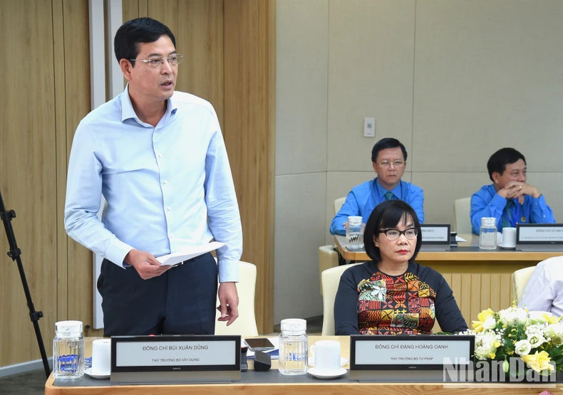 建设部副部长裴春勇在会上发表讲话。 建设部副部长裴春勇在会上发表讲话。