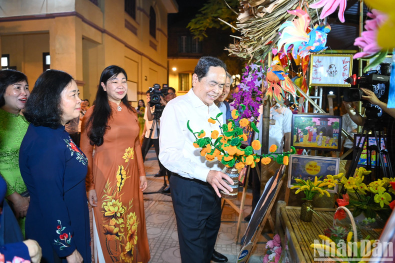 国会主席陈青敏参观河内市巴亭郡馆圣坊全民族大团结日活动期间设立的展位。 国会主席陈青敏参观河内市巴亭郡馆圣坊全民族大团结日活动期间设立的展位。