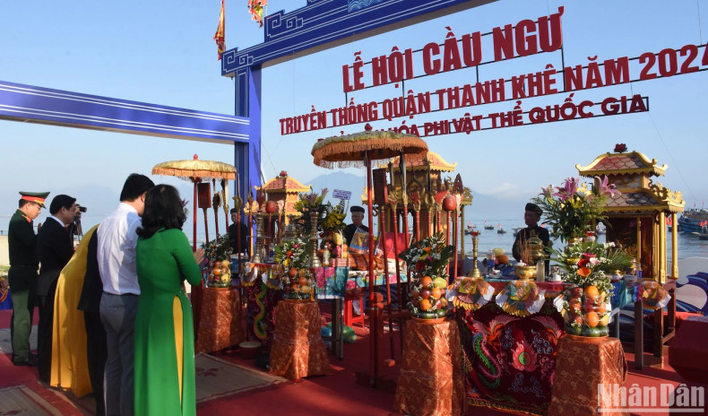 岘港市领导在青溪郡求鱼节上香。（英桃 摄）