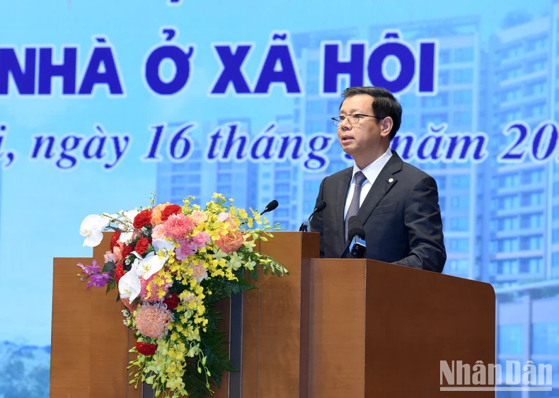 与会代表在会上发表讲话。