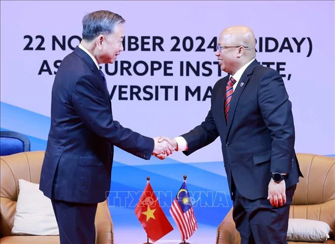 越共中央总书记苏林和马来西亚国立大学领导。(图片来源:越通社) 越共中央总书记苏林和马来西亚国立大学领导。(图片来源:越通社)