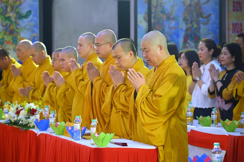 超度法事是对为国家建设与保卫事业作出巨大贡献和英勇牺牲的革命新闻工作者表达感恩的活动。 超度法事是对为国家建设与保卫事业作出巨大贡献和英勇牺牲的革命新闻工作者表达感恩的活动。