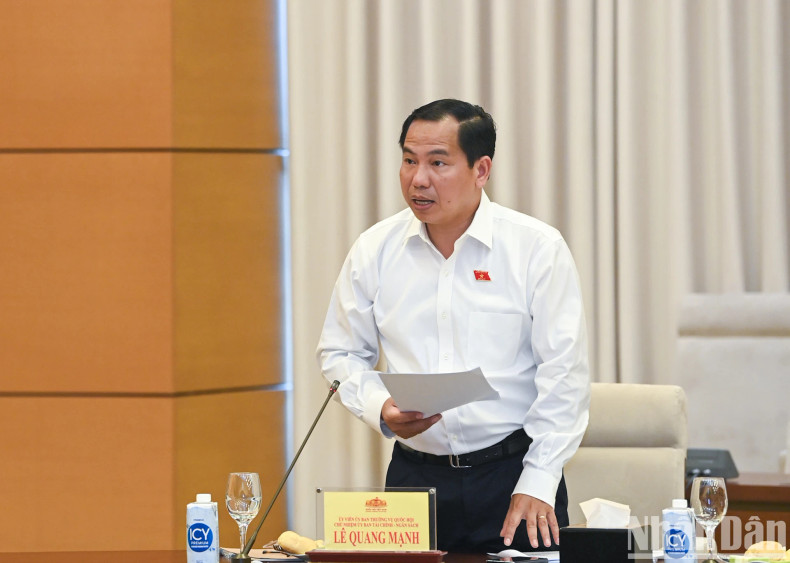 国会金融财政委员会主任黎光孟在会上作报告。 国会金融财政委员会主任黎光孟在会上作报告。